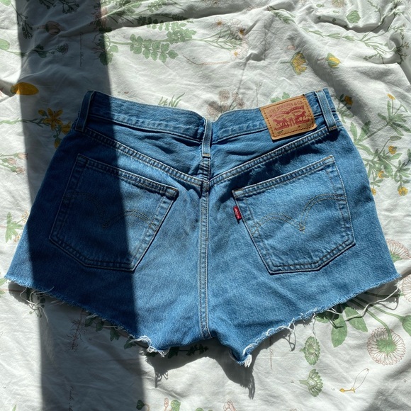 LEVI’S 501 Medium/Light Wash Jean Short - Picture 2 of 9